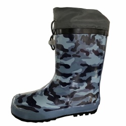 Kids black camo rubber rain boot with cuff