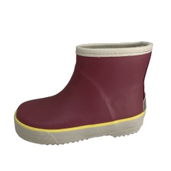 Kids short red rubber rain boot